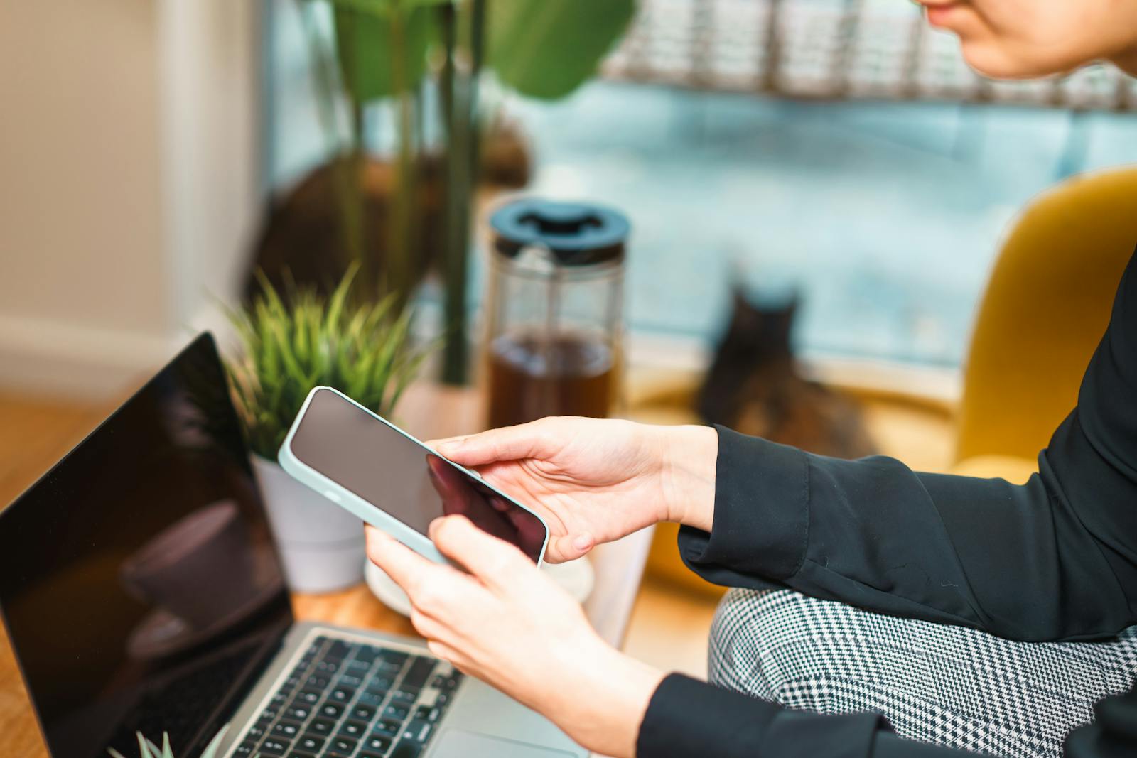 800x600 Woman Using Smartphone at Home While Working Remotely